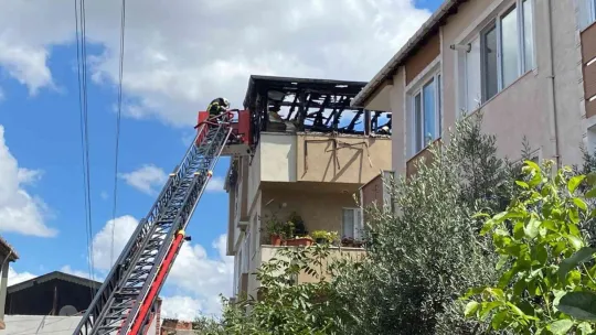 Tadilatı yapılan çatı alevlere teslim oldu