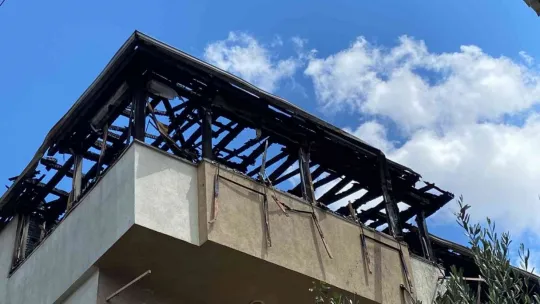 Tadilatı yapılan çatı alevlere teslim oldu