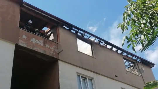 Tadilatı yapılan çatı alevlere teslim oldu