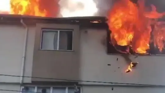 Tadilatı yapılan çatı alevlere teslim oldu