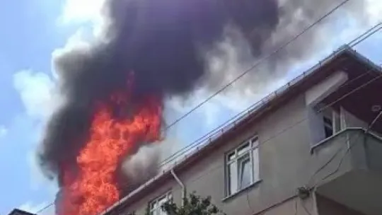 Tadilatı yapılan çatı alevlere teslim oldu