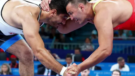Taha Akgül, bronz madalyayla güreşi bıraktı