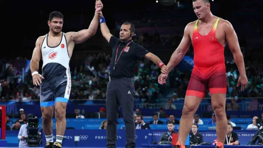 Taha Akgül, bronz madalyayla güreşi bıraktı