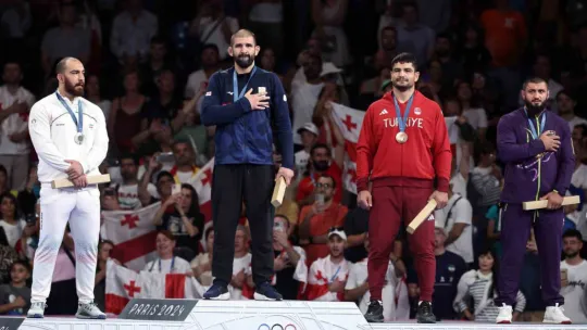 Taha Akgül, bronz madalyayla güreşi bıraktı
