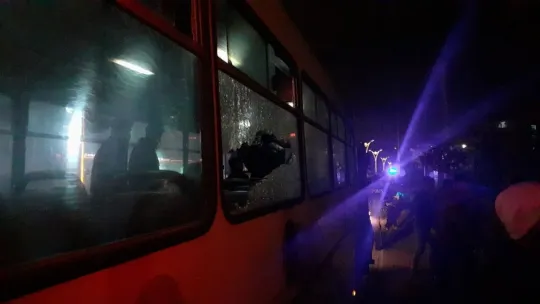Takım otobüsüne taşlı saldırı: 1 futbolcu yaralandı