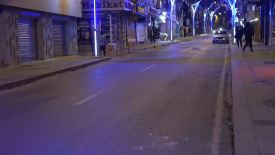 Takip edilip cadde ortasında bıçaklandılar