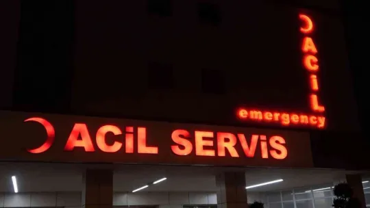 Takip edilip cadde ortasında bıçaklandılar