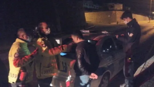 Takla atan araçtan yara almadan çıktılar, 3 bin 150'şer TL kısıtlama cezası yediler!