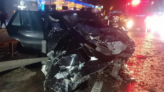 Takla atan otomobil 300 metre sürüklendi, sürücü olay yerinden kaçtı