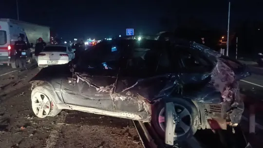 Takla atan otomobil 300 metre sürüklendi, sürücü olay yerinden kaçtı