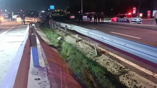 Takla atan otomobil 300 metre sürüklendi, sürücü olay yerinden kaçtı
