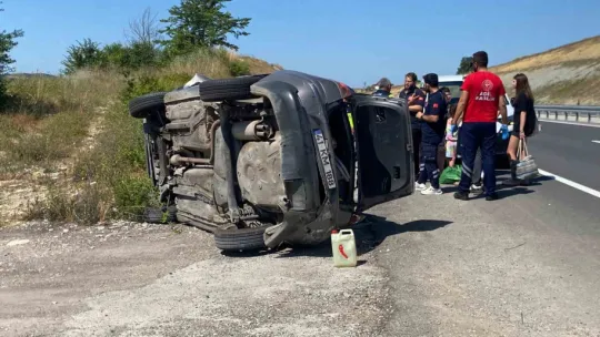 Takla atan otomobilden yara almadan kurtuldular