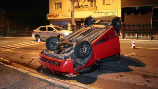 Takla atan otomobili bırakıp kaçtı