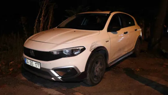 Takla atan otomobili bırakıp kaçtı
