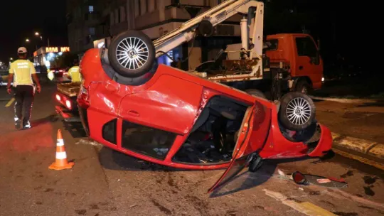 Takla atan otomobili bırakıp kaçtı