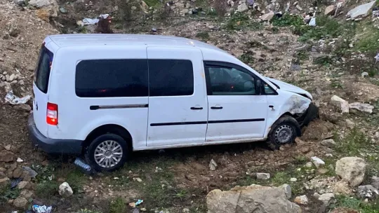 Taksi ile çarpışan araç araziye uçtu: Yaralılar var