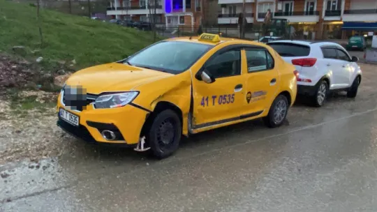 Taksi ile çarpışan araç araziye uçtu: Yaralılar var
