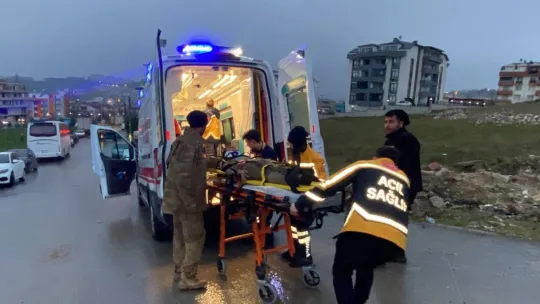 Taksi ile çarpışan araç araziye uçtu: Yaralılar var