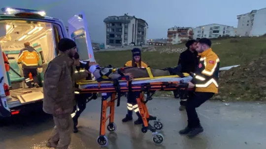 Taksi ile çarpışan araç araziye uçtu: Yaralılar var