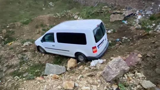 Taksi ile çarpışan araç araziye uçtu: Yaralılar var