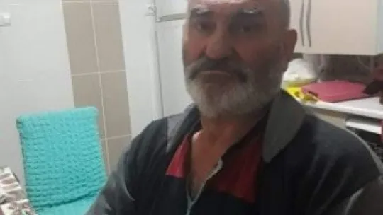 Tamir etmek istediği kamyonetin altında kaldı!