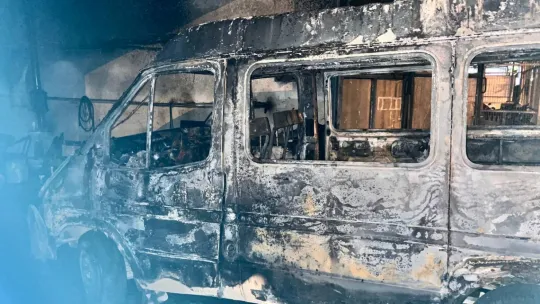 41 plakalı araç bir anda alev alev yanarak dükkana girdi