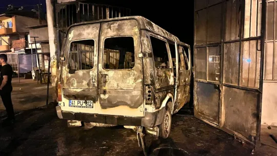 41 plakalı araç bir anda alev alev yanarak dükkana girdi