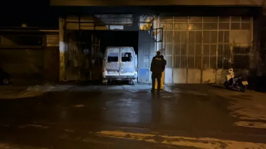 41 plakalı araç bir anda alev alev yanarak dükkana girdi