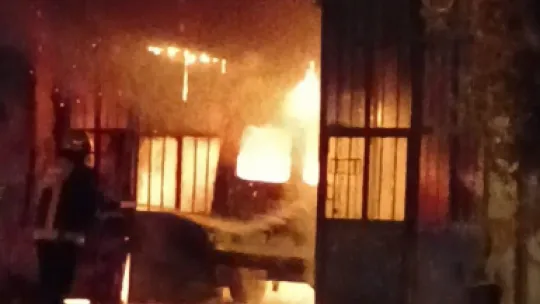 41 plakalı araç bir anda alev alev yanarak dükkana girdi