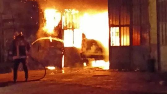 41 plakalı araç bir anda alev alev yanarak dükkana girdi