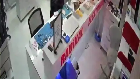 Tamir için getirilen telefon böyle patladı