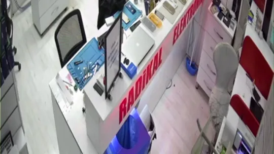 Tamir için getirilen telefon böyle patladı