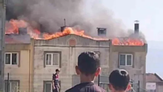 Tamiratı yapılan çatı alev alev yandı