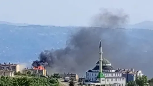 Tamiratı yapılan çatı alev alev yandı