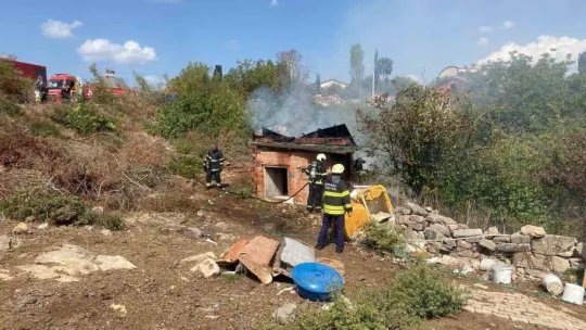 Tandırdan sıçrayan alevler barakayı sardı