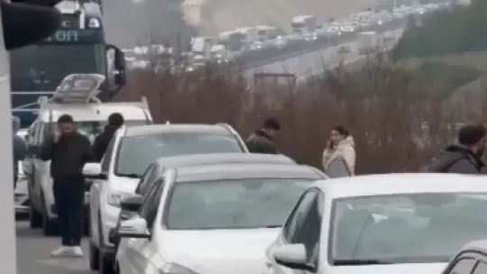 Tanker devrildi, otoban trafiğe kapandı