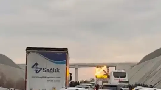 Tanker devrildi, otoban trafiğe kapandı