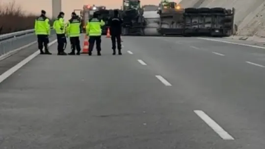 Tanker devrildi, otoban trafiğe kapandı