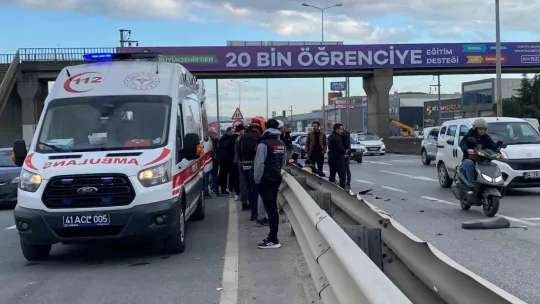 Tankerin sıkıştırdığı elektrikli bisiklet bariyere çarptı: Sürücü ağır yaralı