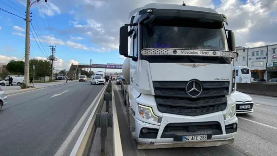 Tankerin sıkıştırdığı elektrikli bisiklet bariyere çarptı: Sürücü ağır yaralı