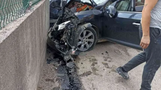 Tansiyonu düşen sürücü duvara çarptı!