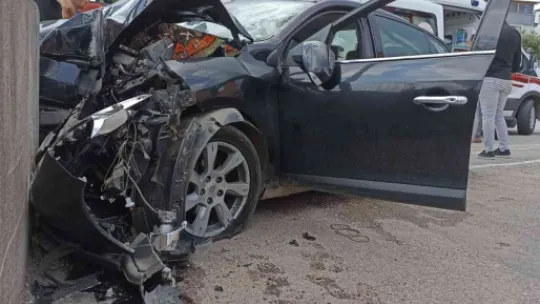 Tansiyonu düşen sürücü duvara çarptı!