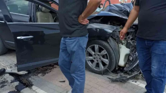 Tansiyonu düşen sürücü duvara çarptı!