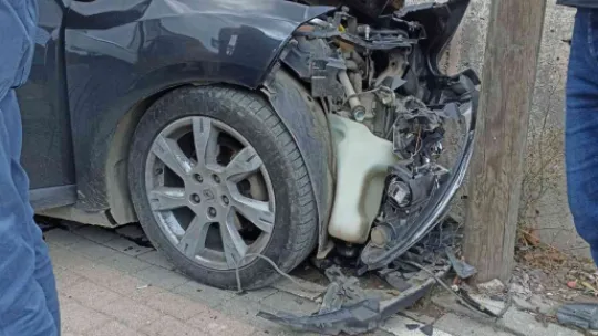 Tansiyonu düşen sürücü duvara çarptı!