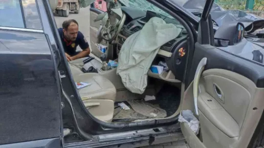 Tansiyonu düşen sürücü duvara çarptı!