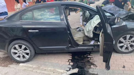 Tansiyonu düşünce duvara çarpan sürücü hayatını kaybetti