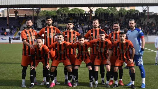 Taraftar ile futbolcu yumruk yumruğa birbirine girdi