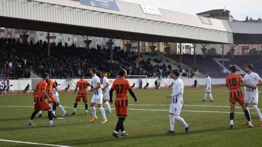 Taraftar ile futbolcu yumruk yumruğa birbirine girdi