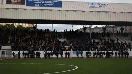 Taraftar ile futbolcu yumruk yumruğa birbirine girdi