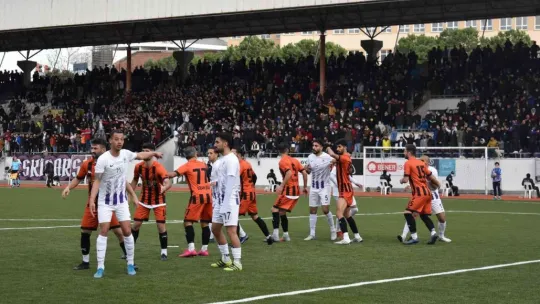 Taraftar ile futbolcu yumruk yumruğa birbirine girdi